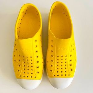 Yellow NATIVE Jefferson Shoes for Big Kid (Size J1)